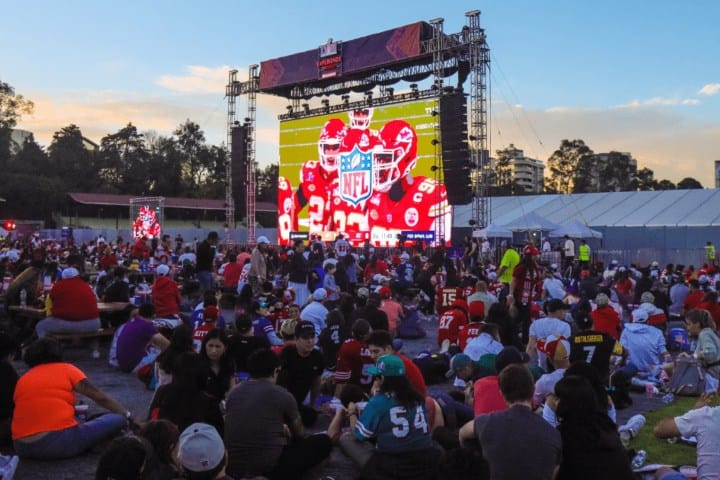 5. Proyección de partido de la NFL en México. Foto - @SomosDeportrece (X)