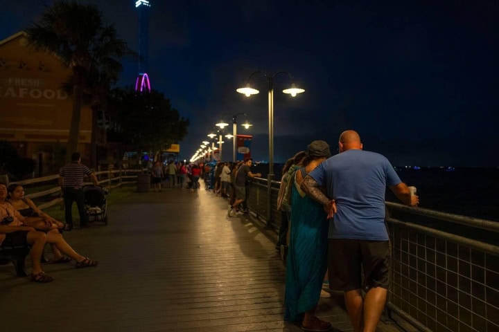 5. Visitantes en el muelle de Kemah. Foto - Alamy