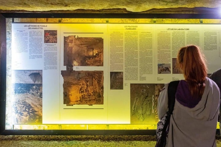 5. Visitante mirando información de las Catacumbas. Foto - Alamy