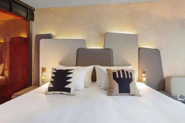 6. Almohadas en habitación en Nhow Lima. Foto - nhow Hotels (Expedia)
