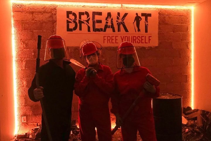 6. Visitante en Break It con televisor roto. Foto - Break it mexico (Google)