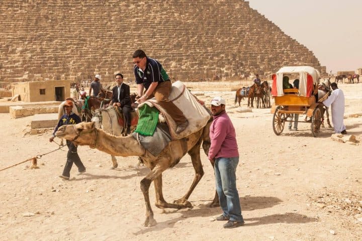 6. Turistas dando paseo en camellos en Egipto. Foto - Alamy