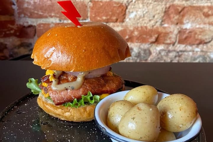 6. Hamburgesa de Indómita acompañada de papas cambray. Foto - @somosdetodo_mx (Instagram)