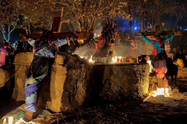 6. Ritual de la comunidad Wixárika. Foto - @emiliosgoutas (Instagram)