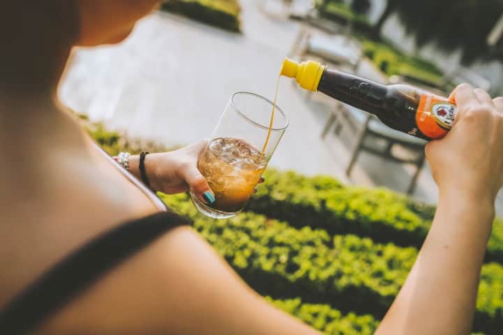 6. Mano preparando michelada. Foto - miche mix (Unsplash)