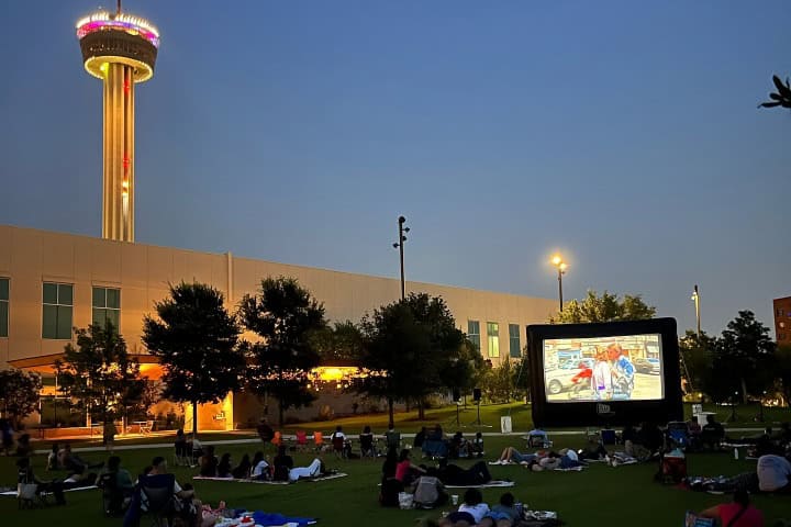 6. Proyección de películas en Hemisfair Park. Foto - @travisparksa (Instagram)