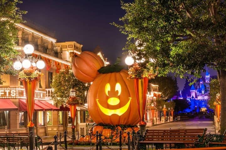 6. Mickey Mouse de calabaza gigante en Main Street, U.S.A. Foto - Disney Tourist Blog (Día de Muertos)