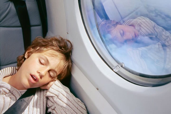 6. Mujer durmiendo en avión. Foto - GettyImages (Jet Lag)