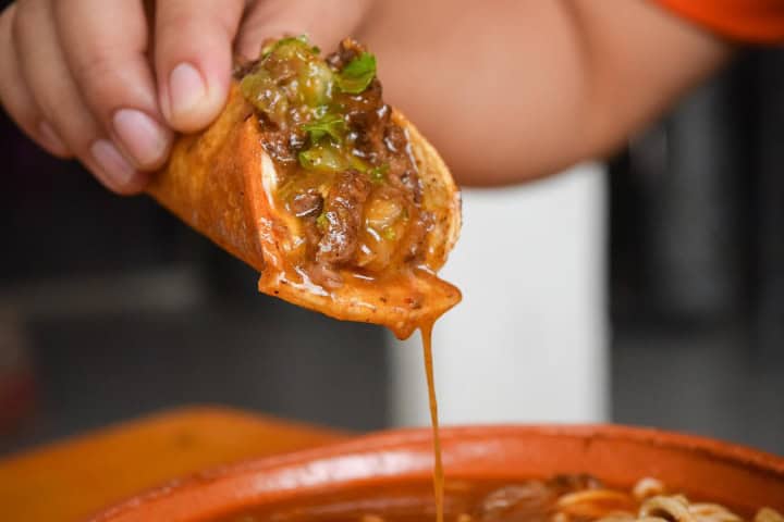 6. Taco de birria remojada en consomé. Foto - Birria Los 3 güeros (Facebook)