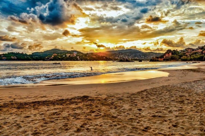 6. Playa en Zihuatanejo. Foto - Alamy