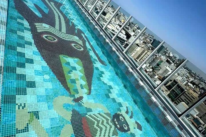 7. Piscina en Nhow Lima. Foto - nhow Hotels (Expedia)
