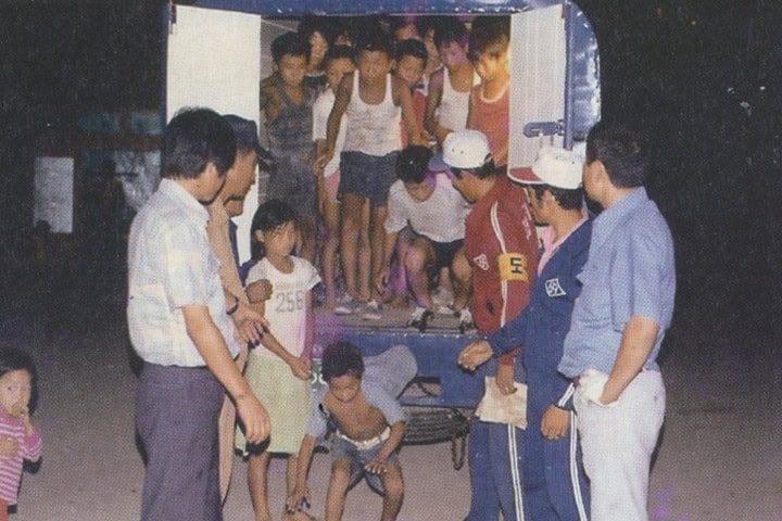 7. Personas en vehículo de Brothers Home. Foto – Asia-Pacific Journal: Japan Focus