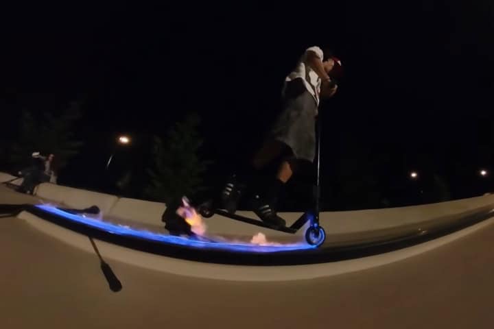 7. Ibai patinando con fuego. Foto - Gorka Lasa (YouTube)