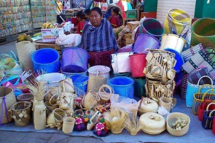 7. Artesana de mimbre en Putla, Oaxaca. Foto - Putla Oaxaca (Facebook)
