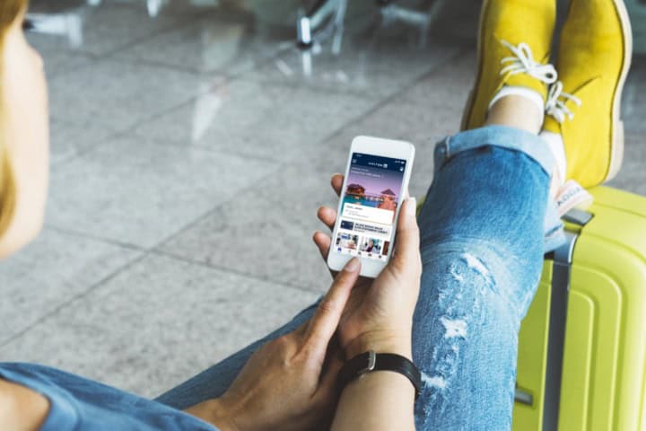 7. Viajero mirando la app de United. Foto - InsideFlyer