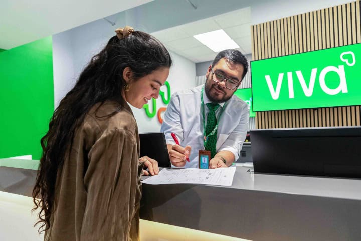 7. Clienta en mostrador de Viva. Foto - Viva