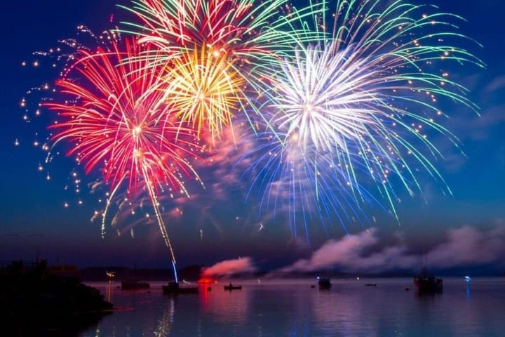 7. Fuegos artificiales desde lanchas de Kemah. Foto - @kemahboardwalk (Instagram)