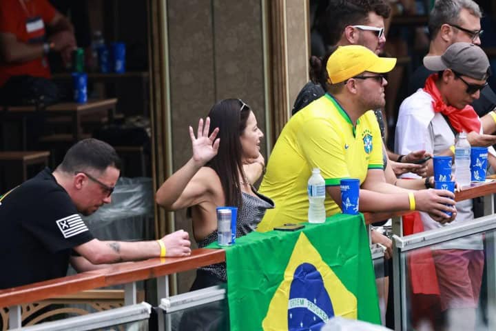 7. Zona de bebidas en Tomorrowland Brasil. Foto - Alamy