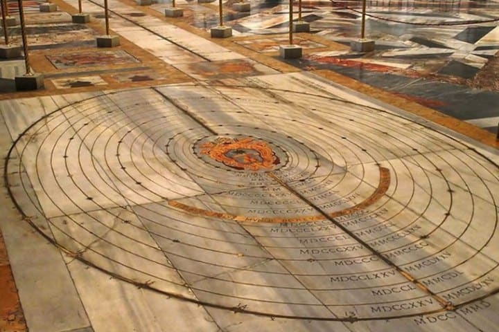 7. Reloj solar instalado con mosaicos de mármol en el piso. Foto – Eventi roma