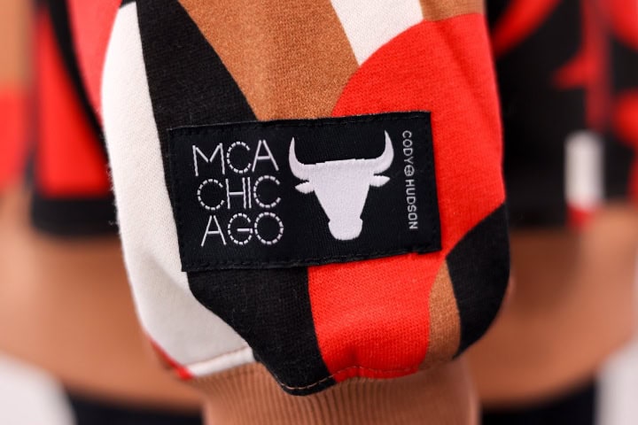 7. Etiqueta de colaboración de Los Bulls con MCA Chicago. Foto - @chicagobulls (X)