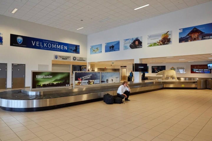 7. Persona cansada en aeropuerto. Foto - Alamy
