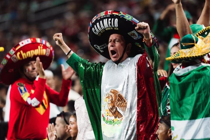 8. Afición mexicana de futbol. Foto - Caramelo México (Facebook) (Visit Oakland)