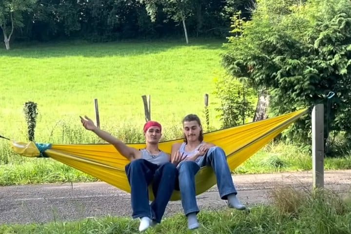 8. Gorka Lasa e Ibai anunciando su viaje, de España a París en Patinete. Foto - Gorka Lasa (YouTube)