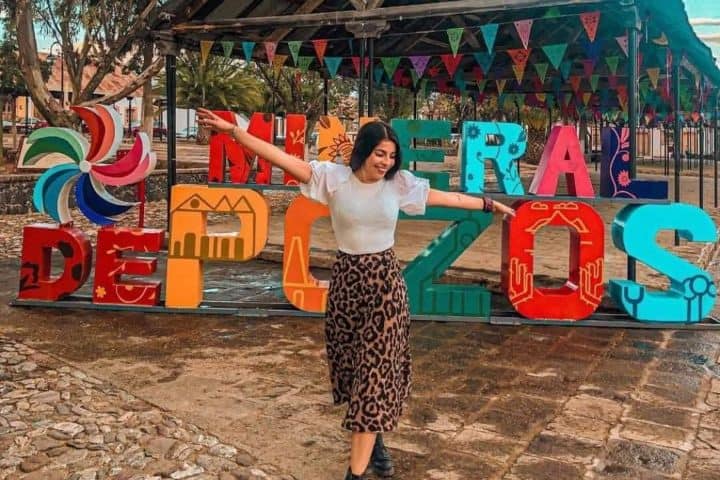 8. Viajera en Mineral de Pozos. Foto - Mineral de Pozos Pueblo Mágico (Facebook)