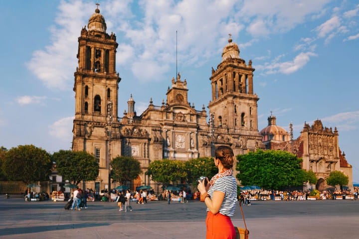 8. Viajera frente a la Catedral de Centro Histórico. Foto - Getty Images