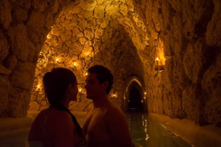 8. Pareja en The Mayanza Baths. Foto - Albercas Subterráneas Mayanza Baths (Facebook)