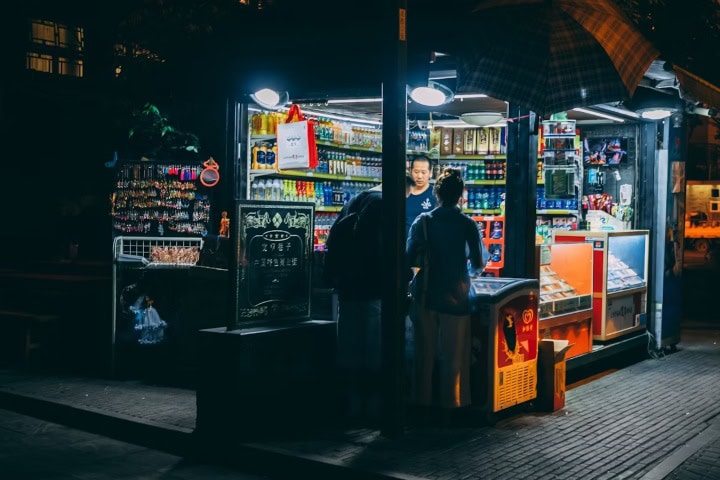 8. Personas en tienda durante la noche. Foto - magabaka (Unsplash)