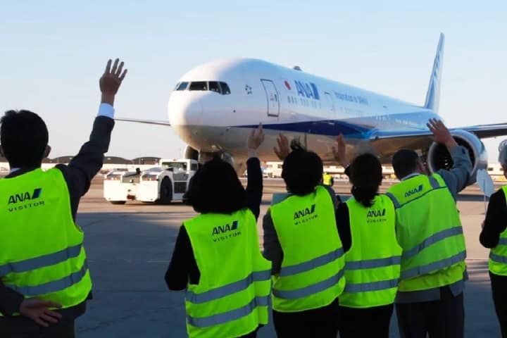 9. Staff de tierra de ANA despidiendo a un avión. Foto - All Nippon Airways (Facebook)