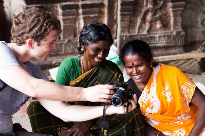 9. Viajero enseñando fotografía a mujeres en la India. Foto - Alamy