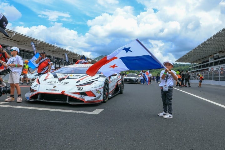 9. Niño en el Autódromo con bandera de Panamá. Foto - Autódromo Panamá (Facebook)