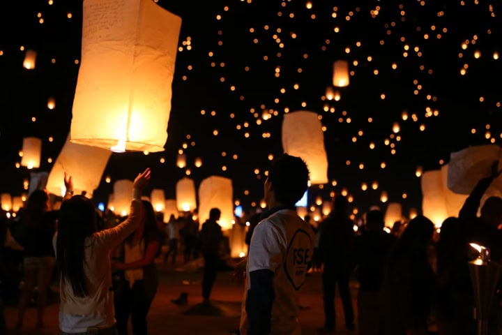 9. Lanzamiento de globos de cantoya. Foto - Jenny Le (Unsplash)