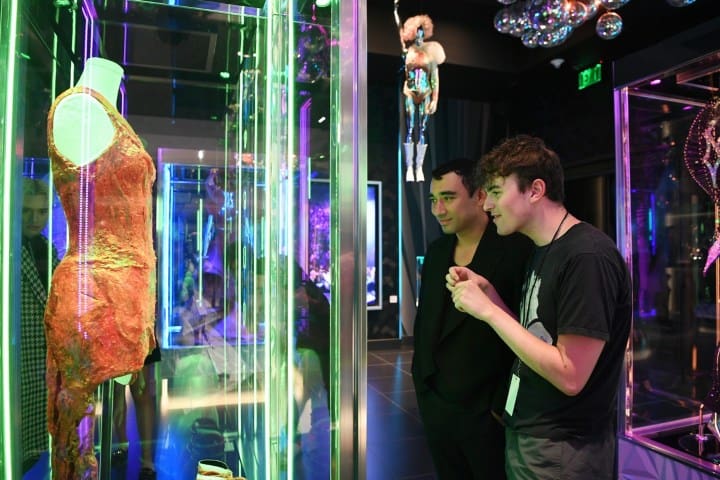 9. Visitantes mirando el vestido de carne en Haus of Gaga. Foto - Just Jared