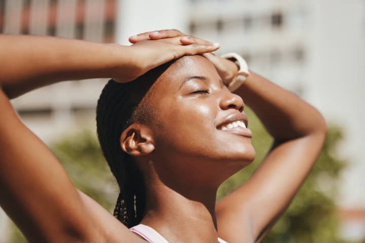 9. Mujer disfrutando del sol. Foto - Banner Health (Jet Lag)