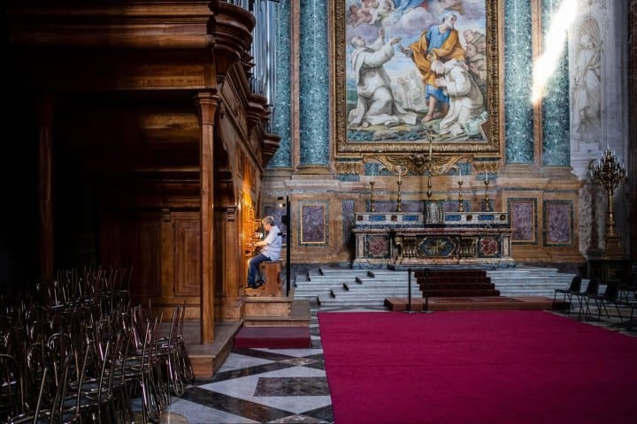 9. Músico tocando el órgano en la Basílica de Santa María de los Ángeles y los Mártires. Foto - Alamy