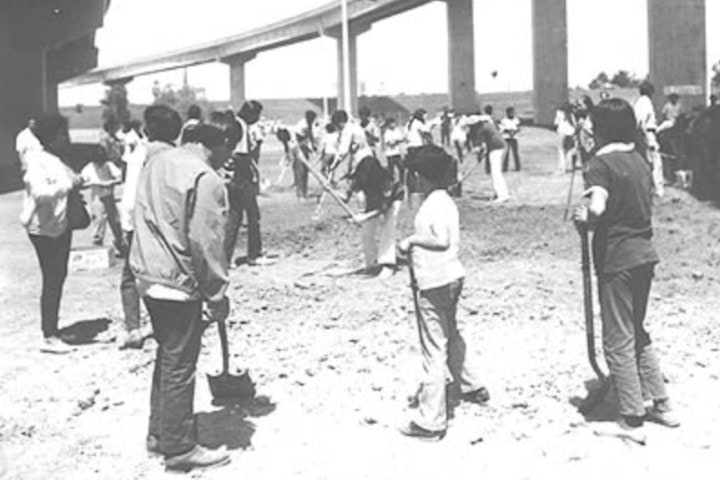 9. Miembros de la comunidad realizando las primeras obras en el Parque Chicano. Foto - Great Wall Institute