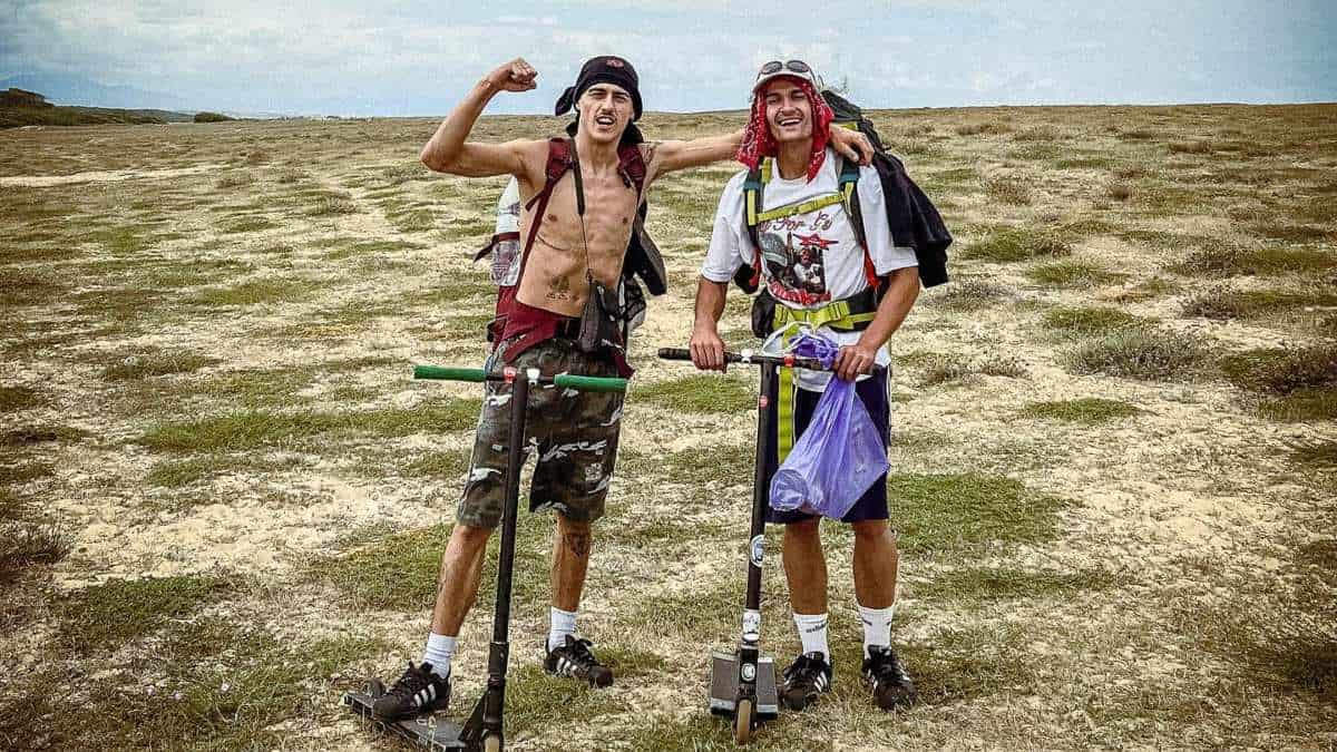 DE ESPAÑA A PARÍS EN PATINETE_ UNA AVENTURA DE GORKA LASA E IBAI