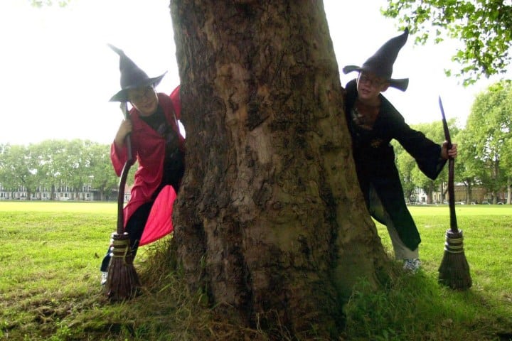 EXTRA. Niños disfrazados de magos en bosque. Foto - Alamy