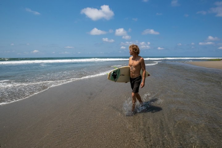 1. Surfista en La Ticla. Foto - Michoacán (Facebook)