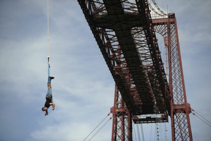 1. Salto en bungee desde el Puende de Vizcaya. Foto - Sisters and the City