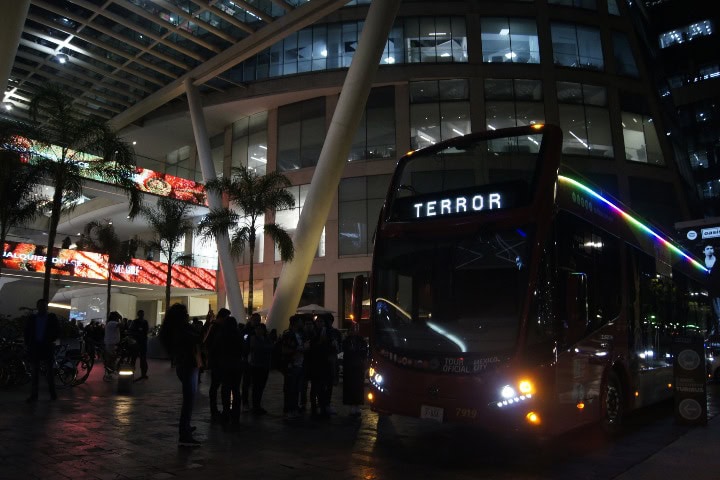 1. Turibus del Terror 2025 frente a Reforma 222. Foto - Gus Espinosa