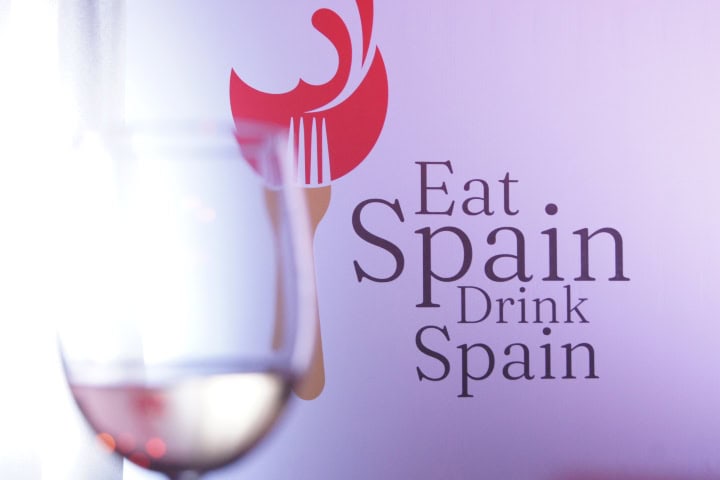 1. Copa frente al letrero de Eat Spain Drink Spain. Foto - Gus Espinosa