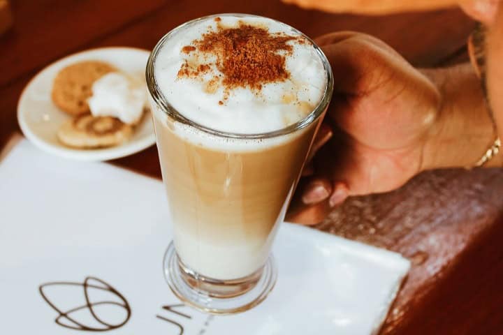 1. Cappuccino servido en el restaurante Cuájimil. Foto - @marhmphotos (Instagram) (Desayunar en León)