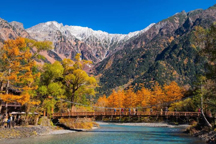 10. Puente de Kappabashi usado para cruzar el rio Azusa en los Alpes japoneses. Foto - matcha-jp.com