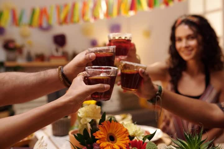 10. Brindis en fiesta mexicana. Foto - Freepik (15 de Septiembre)