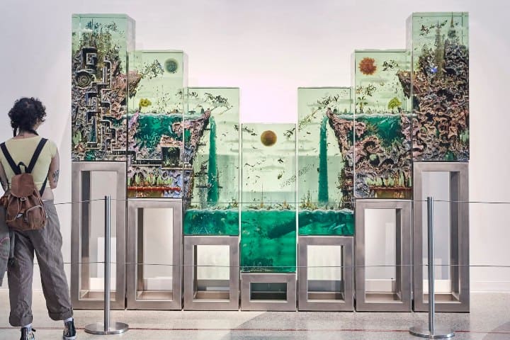 10. Obra de Dustin Yellin Corning. Foto - Colossal