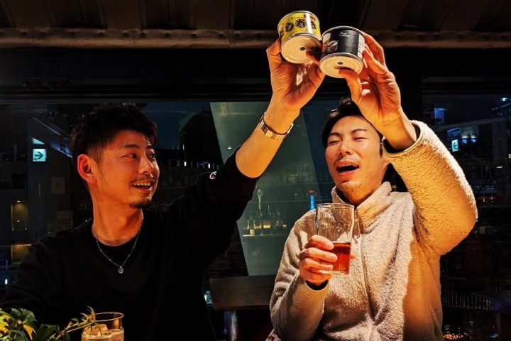 10. mr.kanso chocando latas. Foto - @mr.kanso_honten2002 (Instagram)